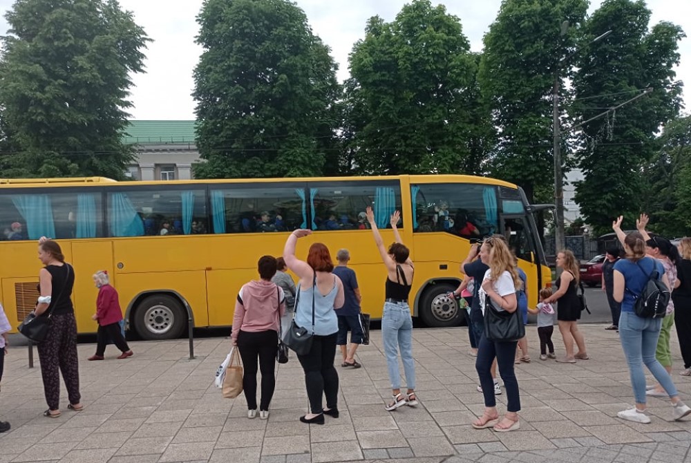 СЬОГОДНІ З ВІДПОЧИНКУ В ТАБОРІ «ВЕСЕЛКА»  ПОВЕРНУЛАСЯ ПЕРША ГРУПА ДІТЕЙ