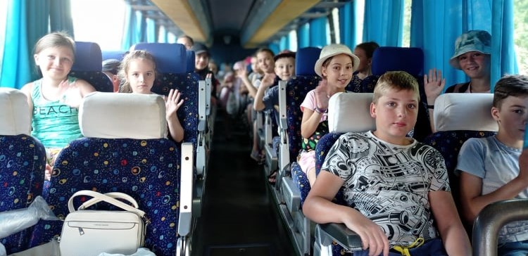 СЬОГОДНІ НА ВІДПОЧИНОК ДО СКАДОВСЬКА ПРИЇХАЛА ЧЕТВЕРТА ЗМІНА ЧЕРКАСЬКИХ ДІТЕЙ
