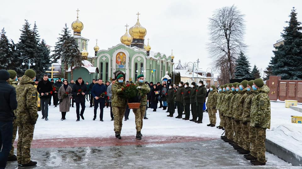 ПАМ’ЯТЬ ЗАХИСНИКІВ ДОНЕЦЬКОГО АЕРОПОРТУ ВШАНУВАЛИ У ЧЕРКАСАХ