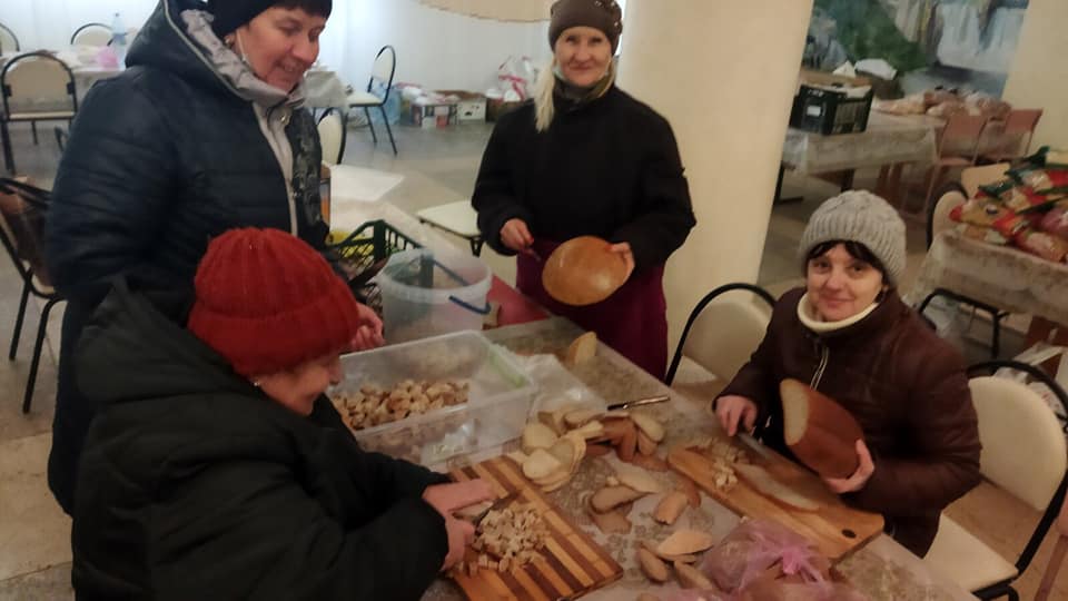 СОЦІАЛЬНІ ПРАЦІВНИКИ МІСТА ПРОДОВЖУЮТЬ ДОПОМАГТИ СВОЇМ ПІДОПІЧНИМ А ТАКОЖ ВОЇНАМ І ПЕРЕСЕЛЕНЦЯМ